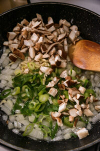 Chamchi Ssamjang - Ajouter la ciboule hachée, l’ail haché et les shiitakés hachés.