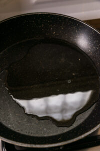 Chamchi Ssamjang - Faire chauffer une poêle et ajouter l’huile réservée des boîtes de thon.