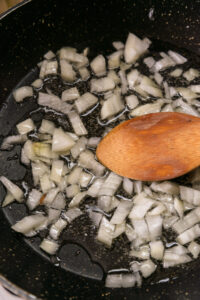 Chamchi Ssamjang - Ajouter l’oignon haché et faire revenir.