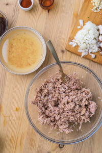 Chamchi Ssamjang - Égoutter le thon dans une passoire pour retirer l’huile, puis écraser grossièrement la chair.