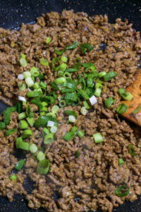 Martabak telur - Garniture: Ajouter la ciboule.