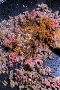 Martabak telur - Garniture: Ajouter le curry, le sel, le sucre et le poivre.