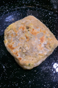 Martabak telur - Finition: Retourner une seule fois.