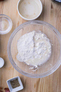 Martabak telur - Pâte: Mélanger la farine, le sel et l’eau en l’ajoutant petit à petit.