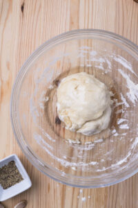 Martabak telur - Pâte: Ajouter l’huile végétale.