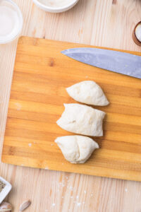 Martabak telur - Pâte: Diviser la pâte en trois portions.