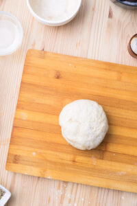 Martabak telur - Pâte: Pétrir de nouveau jusqu’à une pâte lisse et élastique.