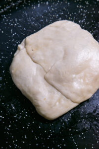 Martabak telur - Finition: Replier la pâte en forme d’enveloppe.