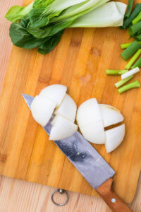 Recette de bulalo - Éplucher l’oignon et le couper en quartiers.