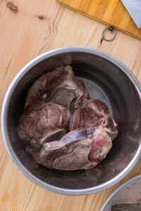 Recette de bulalo - Mettre les jarrets de bœuf dans une grande marmite.