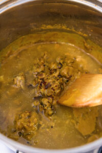 bifu kare - Ajouter le bouillon bouillant petit à petit en délayant pour détendre le roux.