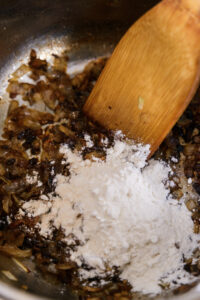 bifu kare - Ajouter la farine et mélanger.