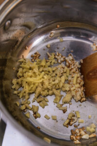 bifu kare - Quand l’ail colore, ajouter le gingembre et faire revenir à feu doux.