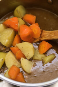 bifu kare - Ajouter la viande, la carotte et la pomme de terre, puis réchauffer doucement.