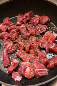 bifu kare - Jour 2 : Assaisonner la viande avec du sel et du poivre, puis la saisir à la poêle pour la colorer.