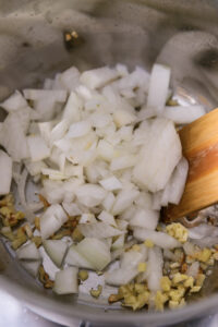 bifu kare - Quand le gingembre commence à colorer légèrement, ajouter l’oignon et faire revenir à feu doux jusqu’à une couleur caramel foncé.