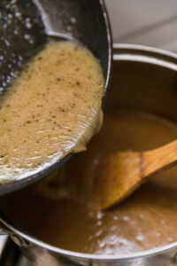 bifu kare - Retirer la viande, puis ajouter au curry le bouillon de cuisson de la viande en ajustant la viscosité, et laisser mijoter.