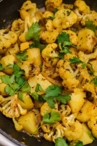 Aloo Gobi (Chou-fleur aux pommes de terre) - Ajouter l'amchur, le garam masala et la coriandre fraîche, puis mélanger