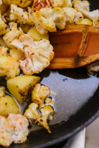 Aloo Gobi (Chou-fleur aux pommes de terre) - Ajouter l'eau, couvrir et laisser cuire à feu doux pendant 5 à 6 minutes
