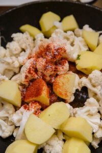 Aloo Gobi (Chou-fleur aux pommes de terre) - Ajouter le chou-fleur, les pommes de terre, le piment rouge en poudre et le sel