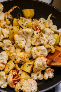 Aloo Gobi (Chou-fleur aux pommes de terre) - Mélanger et faire revenir avec les épices pendant 2 à 3 minutes