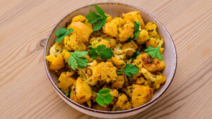 Aloo Gobi (Chou-fleur aux pommes de terre) - Transférer la préparation dans un plat