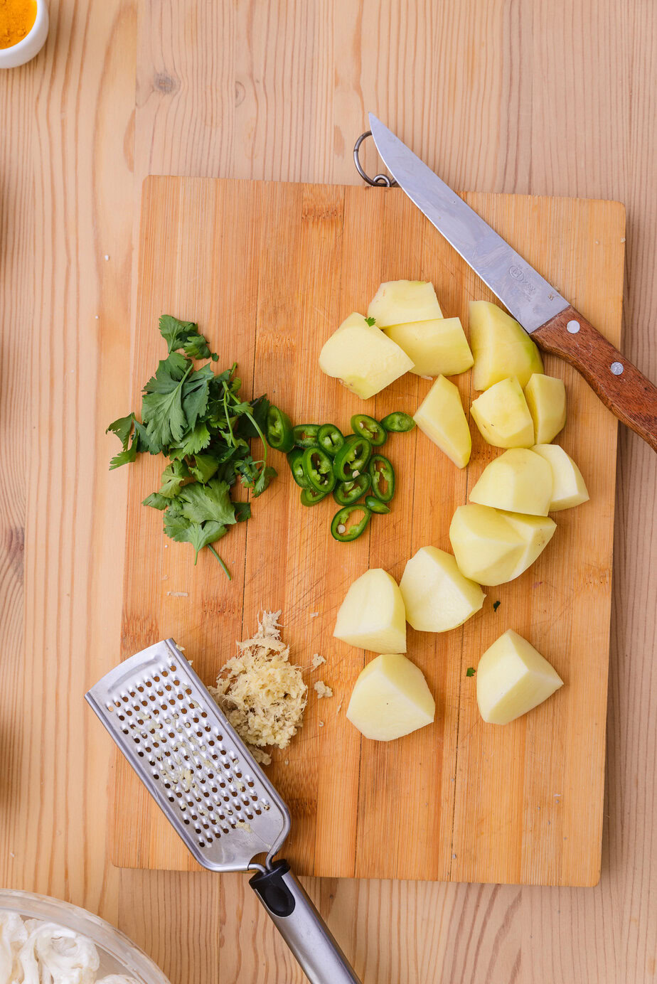 Aloo Gobi (Chou-fleur aux pommes de terre) - Éplucher les pommes de terre et les couper