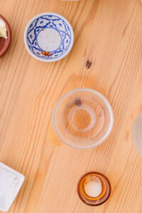 Cheese Naan - Mélanger les 2 pincées de sel et un peu d'eau dans un petit bol, puis réserver.