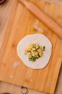 Cheese Naan - Déposer une portion de farce au centre.