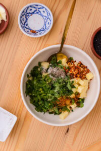 Cheese Naan - Mettre la mozzarella, les piments verts, les flocons de piment rouge séché, la coriandre, le chaat masala, le sel et le poivre dans un bol.