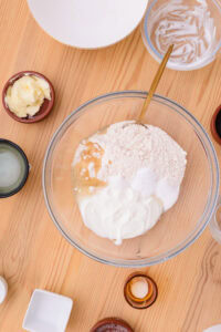 Cheese Naan - Mettre la farine blanche, le yaourt, le sucre, la levure chimique, le bicarbonate de soude, le sel et l'huile dans un saladier.