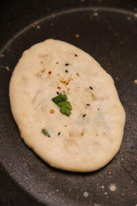 Cheese Naan - Poser le côté humide vers le bas sur la poêle chaude.