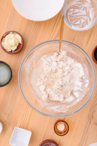 Cheese Naan - Ajouter l'eau tiède et pétrir pour obtenir une pâte souple.