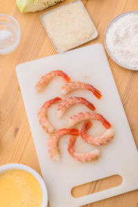 Ebi fry - Recette authentique - Nettoyer: Aligner sur un plateau et saupoudrer une face de sel et de poivre blanc.