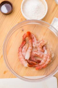 Ebi fry - Recette authentique - Nettoyer: Mettre les crevettes décortiquées dans un bol, saupoudrer de bicarbonate et frotter pour enlever odeurs et saletés, puis rincer en changeant l'eau environ 3 fois.