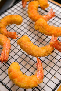 Ebi fry - Recette authentique - Frire: Sortir et poser debout sur une grille pour bien égoutter.