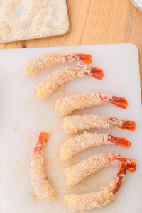 Ebi fry - Recette authentique - Paner: Presser fermement pour bien coller la chapelure, puis déposer sur un plateau sans les superposer.