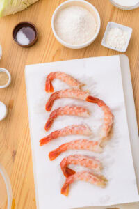 Ebi fry - Recette authentique - Nettoyer: Aligner sur du papier absorbant et presser aussi par-dessus avec du papier absorbant pour retirer l'humidité.