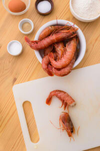 Ebi fry - Recette authentique - Décortiquer les crevettes: Glisser l'index entre les pattes et la carapace au niveau de la queue, décoller et retirer les pattes, puis retirer la carapace autour de la chair.