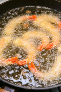 Ebi fry - Recette authentique - Frire: Frire environ 3 min 30 s, ne séparer avec des baguettes que si ça risque de coller, éviter de toucher ou de retourner.