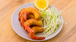 Ebi fry - Recette authentique - Servir: Dresser avec le chou et déguster avec une sauce tartare ou la sauce de votre choix.