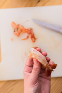 Ebi fry - Recette authentique - Décortiquer les crevettes: Faire une incision peu profonde sur le dos avec un couteau et retirer le boyau.