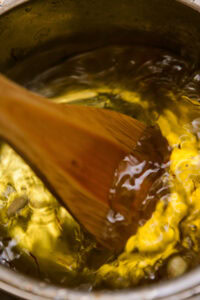 Gulab Jamun - Ajouter le jus de citron et mélanger délicatement.