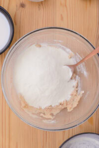 Gulab Jamun - Ajouter le lait en poudre et mélanger.