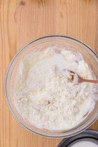 Gulab Jamun - Ajouter le lait progressivement jusqu'à ce que la pâte se rassemble.