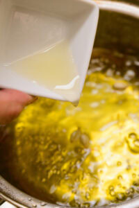 Gulab Jamun - Mélanger la farine, l'huile végétale et la levure chimique dans un bol.