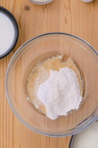 Gulab Jamun - Retirer du sirop et décorer avec la noix de coco râpée ou les pistaches en poudre.