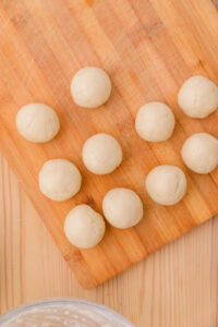 Gulab Jamun - Prélever un morceau de pâte de la taille d'une noix et former une boule bien ronde.