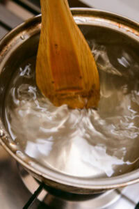 Gulab Jamun - Ne pas remuer avec une cuillère métallique afin d'éviter que le sirop ne cristallise.