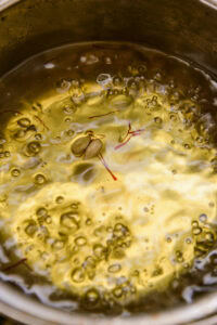 Gulab Jamun - Ajouter le safran et l'eau de rose selon votre goût, puis laisser épaissir davantage.